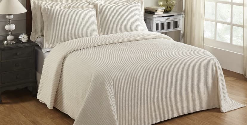 Amazon.com photo of the Better Trends Chenille Bedspread